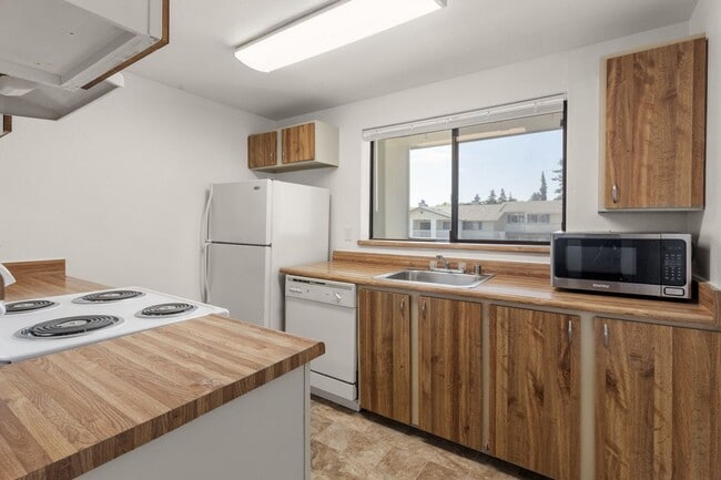 Photo - Top floor, 2drm, 2 full bath, open floor plan, pool, water, sewer, garbage included in rent