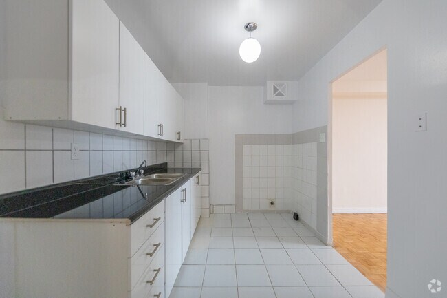 3BR, 2BA - 1150SF - Kitchen - Humber Property Management (2667 & 2677)