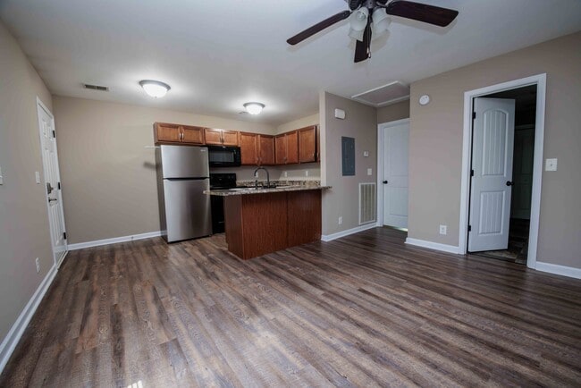 Open concept maximizes space - 798 Martin St Unit A