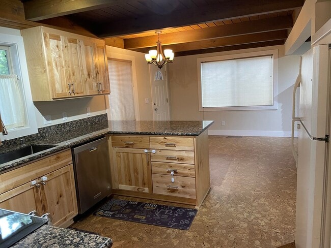 Photo - 680 Taylor Way