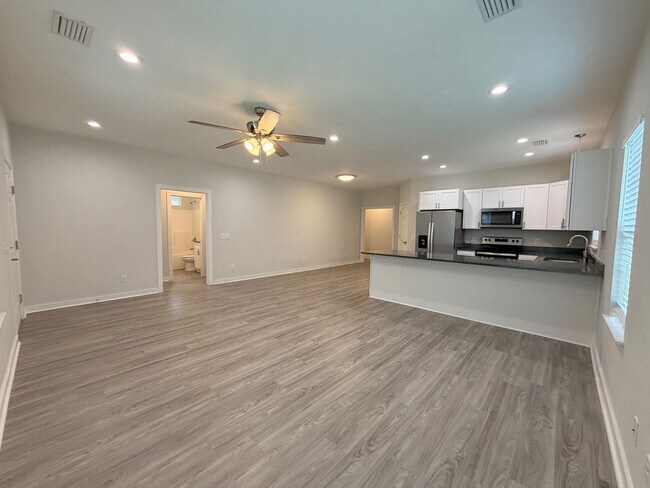 2040 Harriet Dr