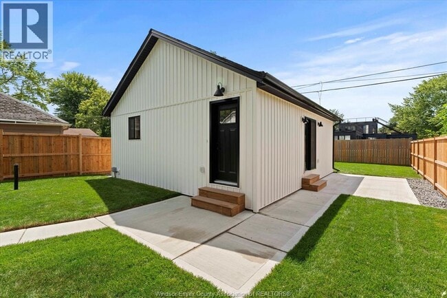 Photo - 557 Elinor St