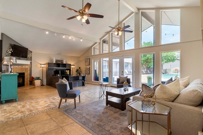 Building Photo - Lakeshore Landing Rental