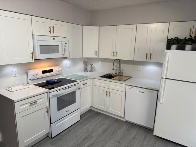 Photo - 5401 SW 40th Ave Unit Duplex Apartment West