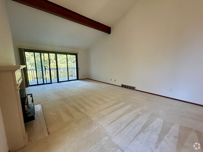 Building Photo - Spacious 2 Bedroom Condo Unit in North Sea...