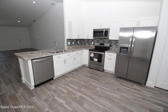 Photo - 906 Armstrong Rd SE