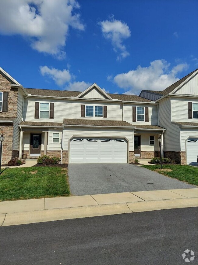 Building Photo - Margarets Grove 3 bedroom, 2.5 bath Townhome