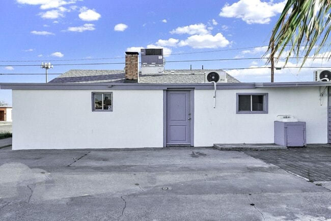 Building Photo - 4603 Byron St Unit 2