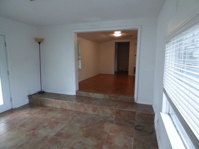 Photo - 6750 Howe St