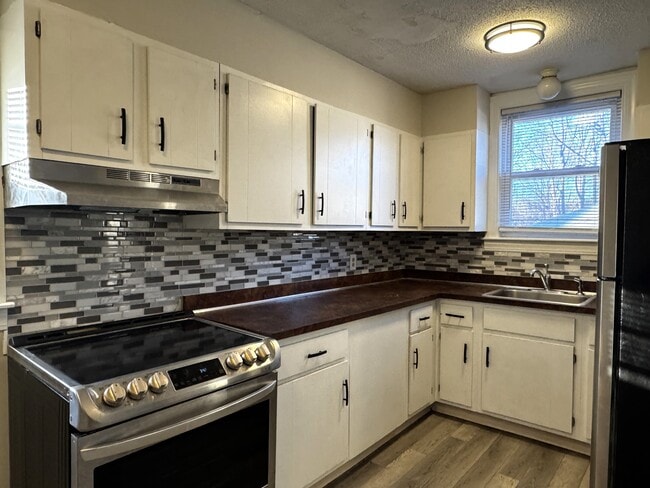 Building Photo - 66 Hamlet Ave Unit 1R