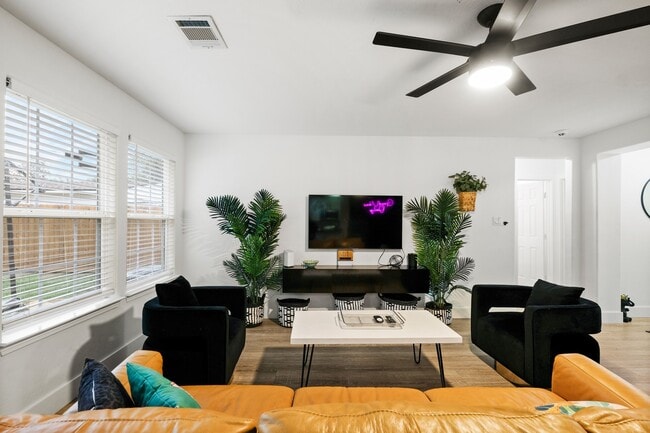 1504 W 43rd St