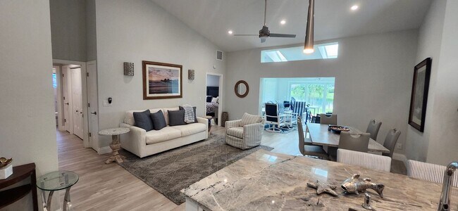 Photo - 421 Kings Way