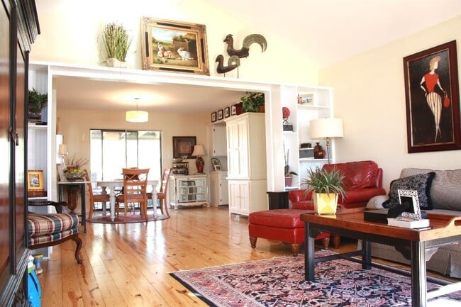 Photo - 122 Lynne Therese Cir