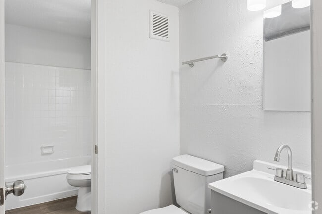 2BR, 1BA - 905SF - B1 - Bathroom
