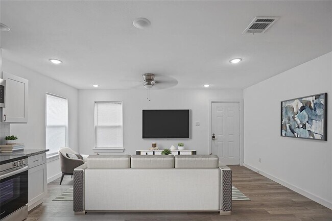 Building Photo - 9313 Hillis St Rental