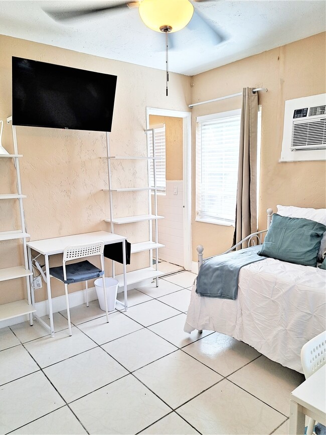 Photo - 1736 Dewey St Unidad D