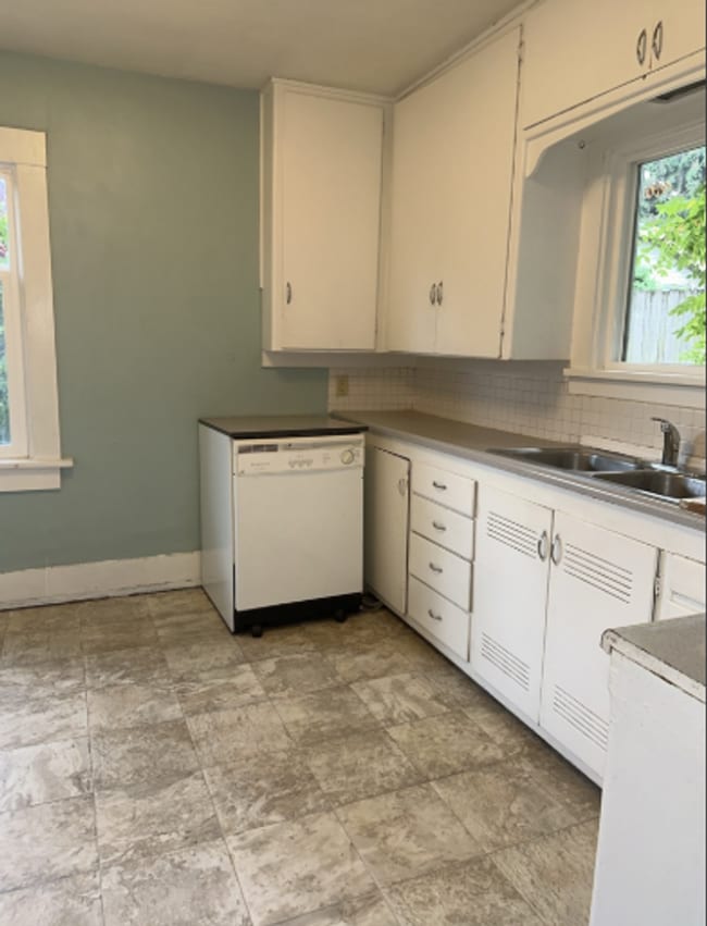 Photo - Large House, 6 Bedrooms Preleasing NOW!