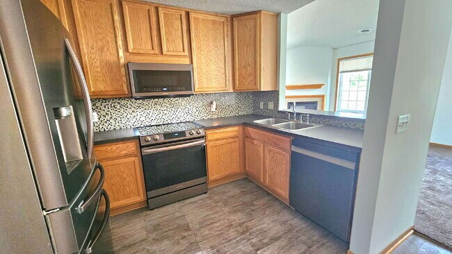 Photo - Charming 2-Bedroom Townhouse in Apple Valley – Cozy 1190 Sq Ft Retreat! Available now