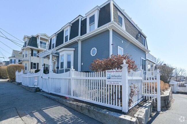 Building Photo - 13 Middle St Unit Harbortown Hideaway Rental