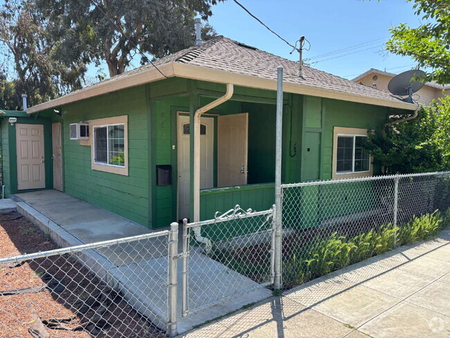 Building Photo - "Charming 1-Bedroom Sanctuary with Granite... Rental