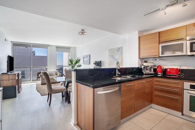 Photo - 253 NE 2nd St Unidad # 3104