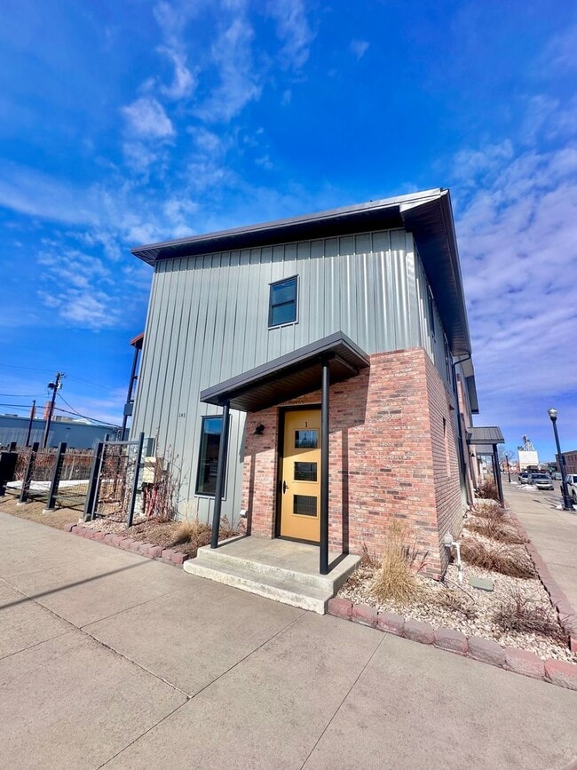 Building Photo - Newer Condo Unit 1