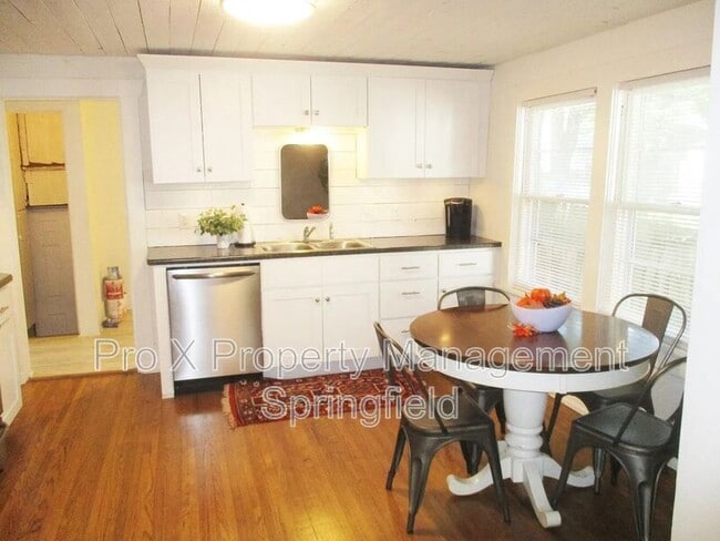 Photo - 1069 S Broadway Ave