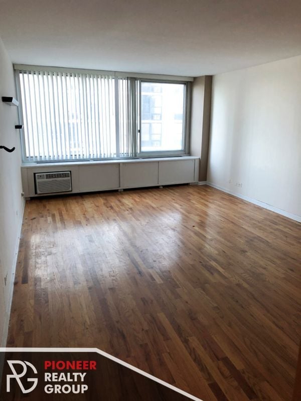 Building Photo - 4600 N Clarendon Ave Unit 805