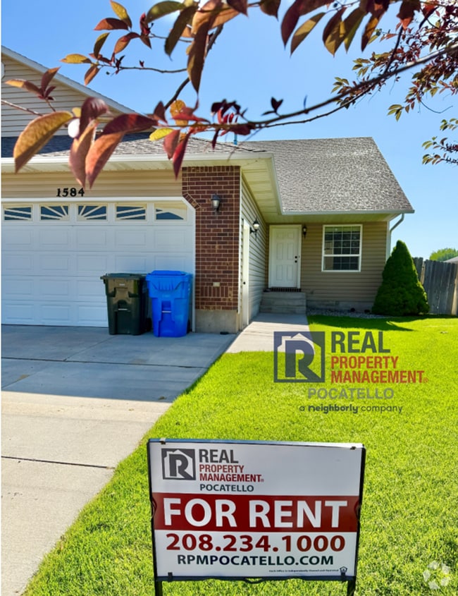 Building Photo - 5 Bedroom 3.5 Bath Duplex - 2 car garage Rental