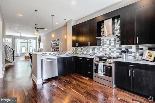 Building Photo - 740 S Christopher Columbus Blvd Rental