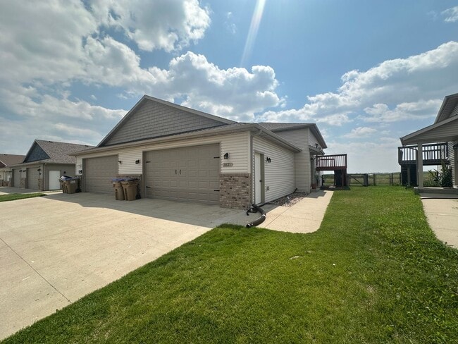 Building Photo - 4 Bedroom Townhome