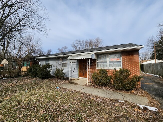 3 Bed/1 Bath w/Detached Garage - 3 Bed/1 Bath w/Detached Garage House