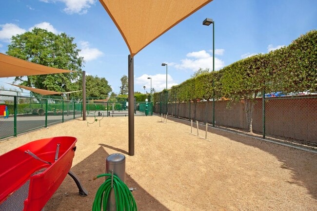 Photo - Del Flora Apartments