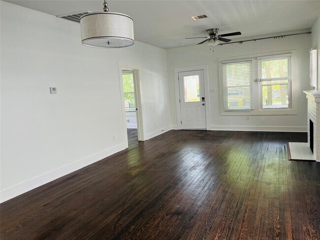 Photo - 407 Sidney St