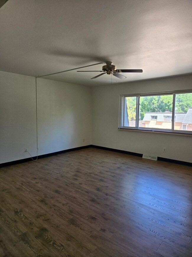 Spacious living area - 2751 Leisure Dr Unit Leisure Drive