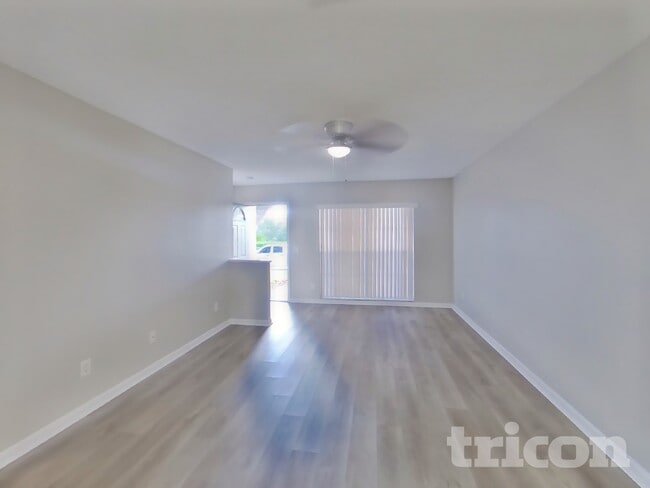 Photo - 320 Laxton Ln