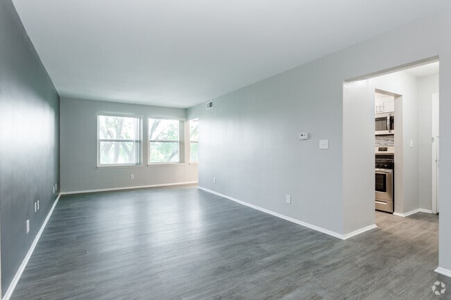 1 BR, 1 BA - 779 SF