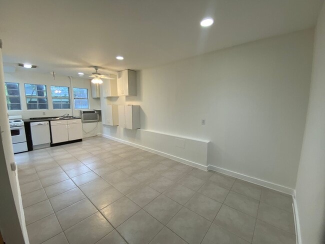 Photo - Cute and Cozy 1/1 Unit B