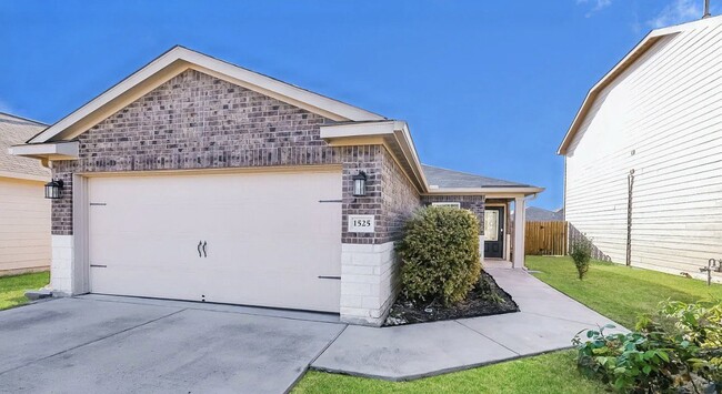 Building Photo - MOVE IN READY