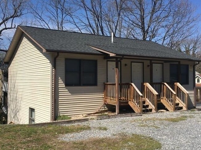 Building Photo - Henry113 Unit C