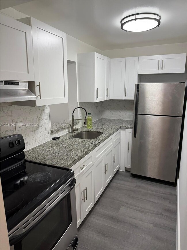 Building Photo - 1740 NW N River Dr Unit 325
