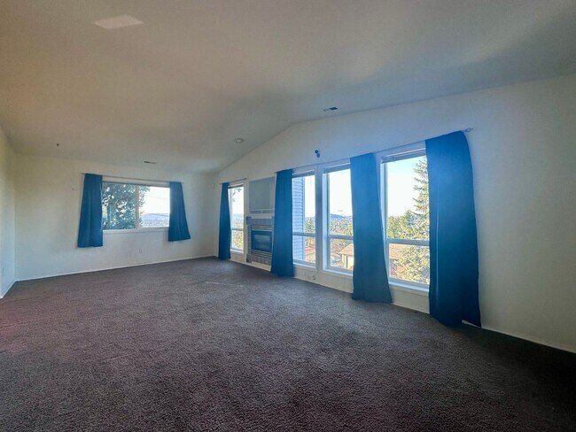 Photo - Charming Duplex 3 Bed 2 Bath w/ Double Car Garage and a Beautiful View in Portland!