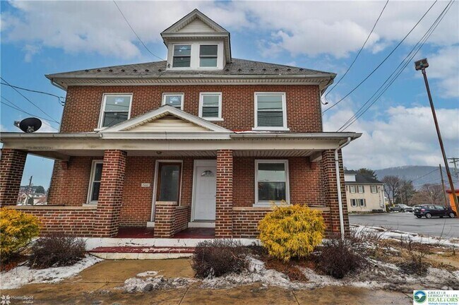 Building Photo - 1662 Main St Rental