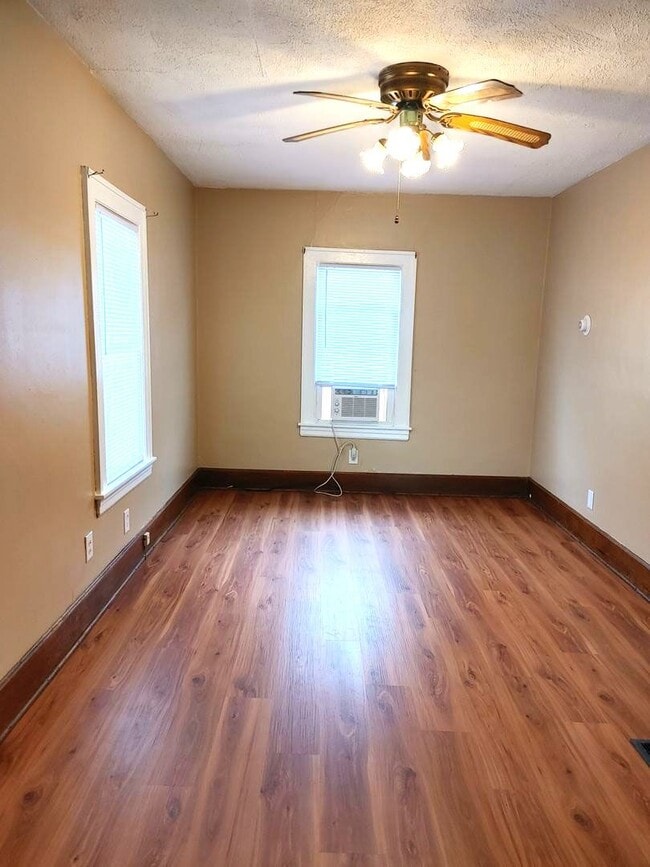 Photo - 702 1/2 28th Street