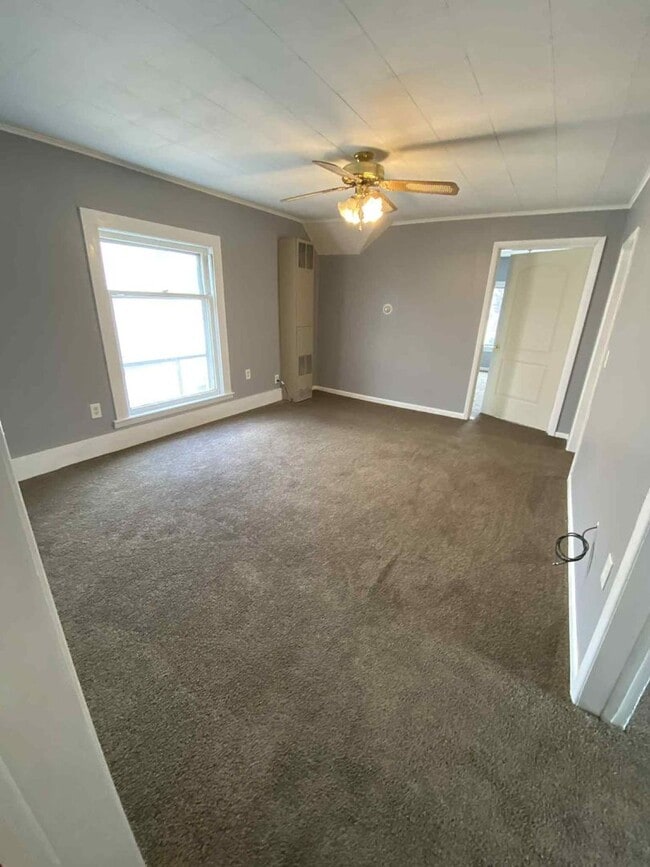 Building Photo - 132 S 12th St Unit Upper