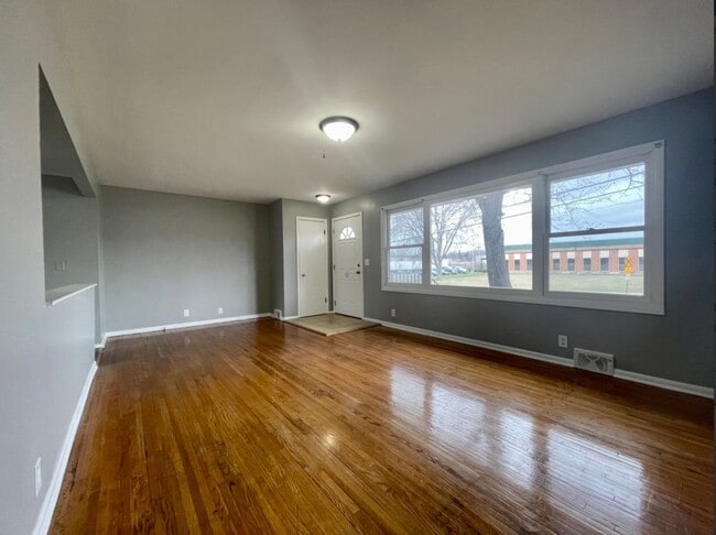Building Photo - Outstanding 5 Bedroom 2 Bathroom Single Fa... Rental
