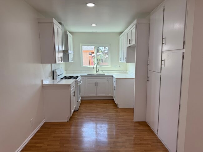 Photo - 632 W Milford St