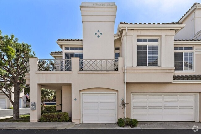 Building Photo - Remodeled Upper End Unit Available Now! Rental