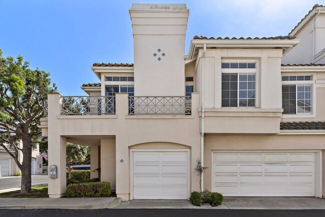 Building Photo - Remodeled Upper End Unit Available Now! Rental