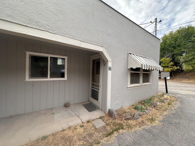 Building Photo - 1 Bedroom, 1 Bathroom Apartment Unit 17